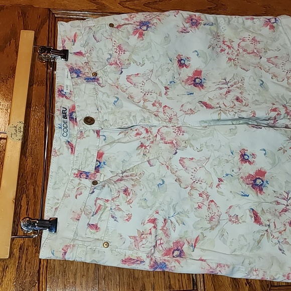 Code Bleu shorts - Picture 2 of 7